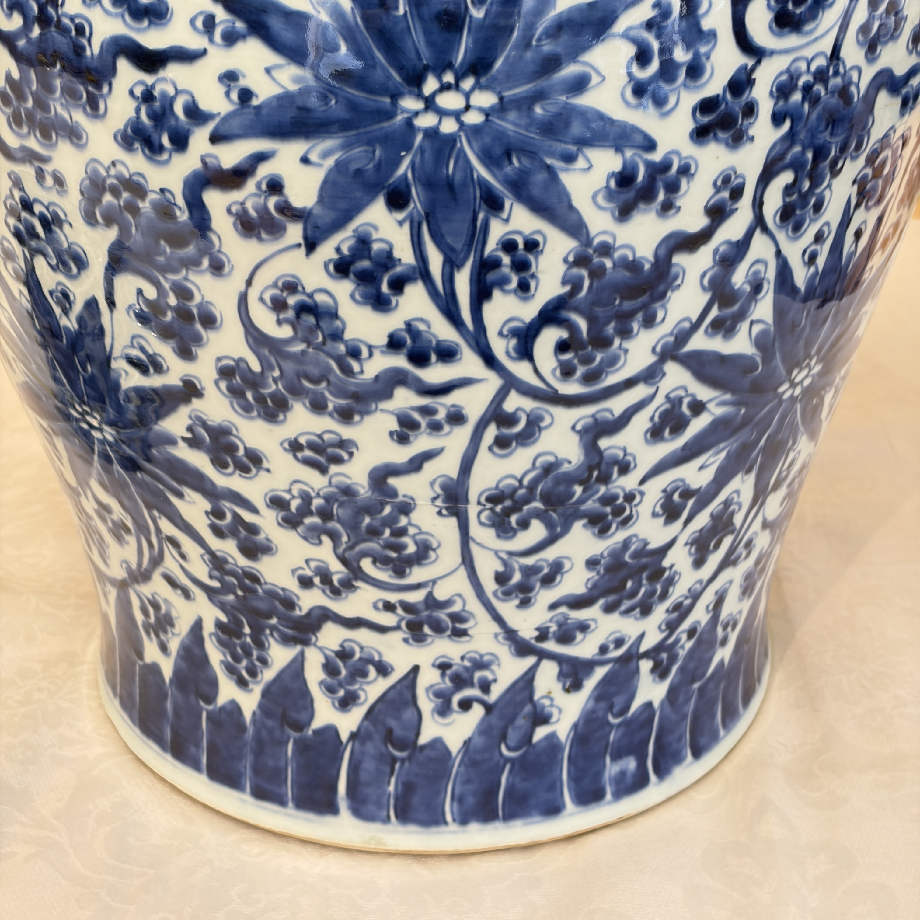 A large Chinese blue and white 'Lotus Scroll' vase and cover — photo 15
