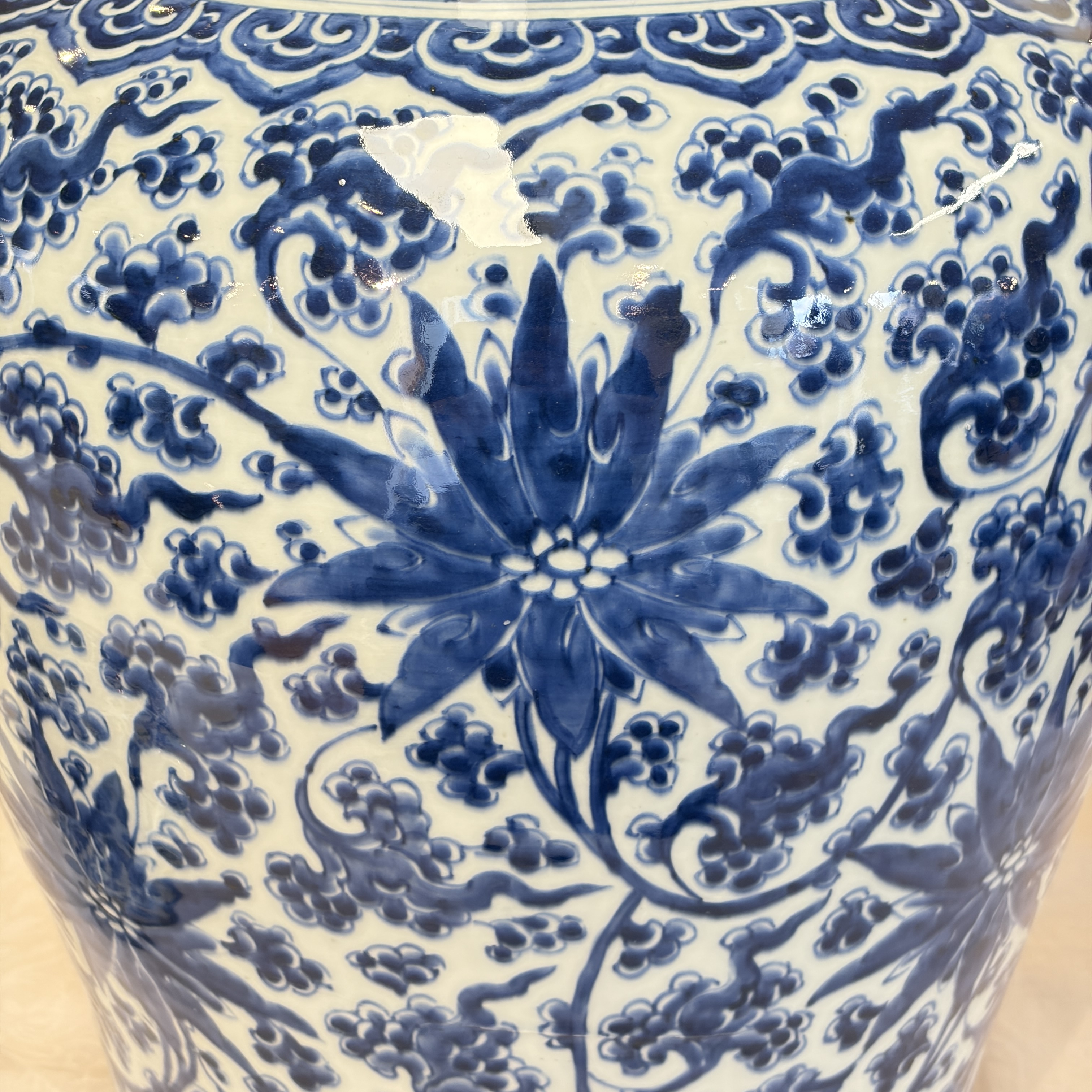 A large Chinese blue and white 'Lotus Scroll' vase and cover — photo 16