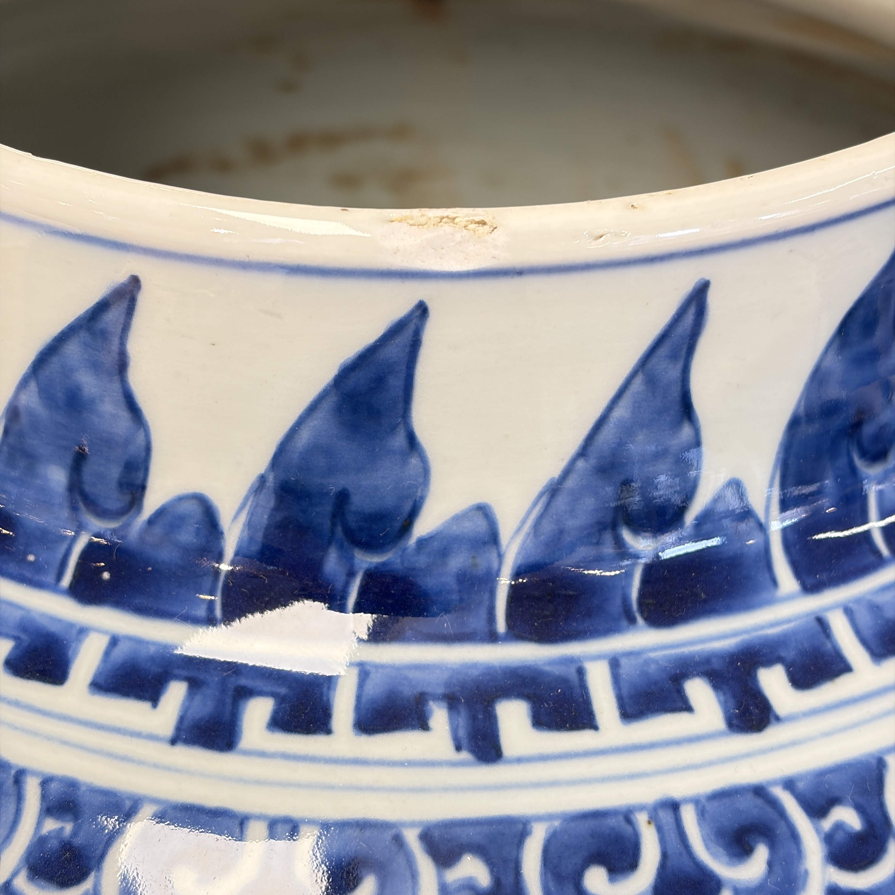 A large Chinese blue and white 'Lotus Scroll' vase and cover — photo 17