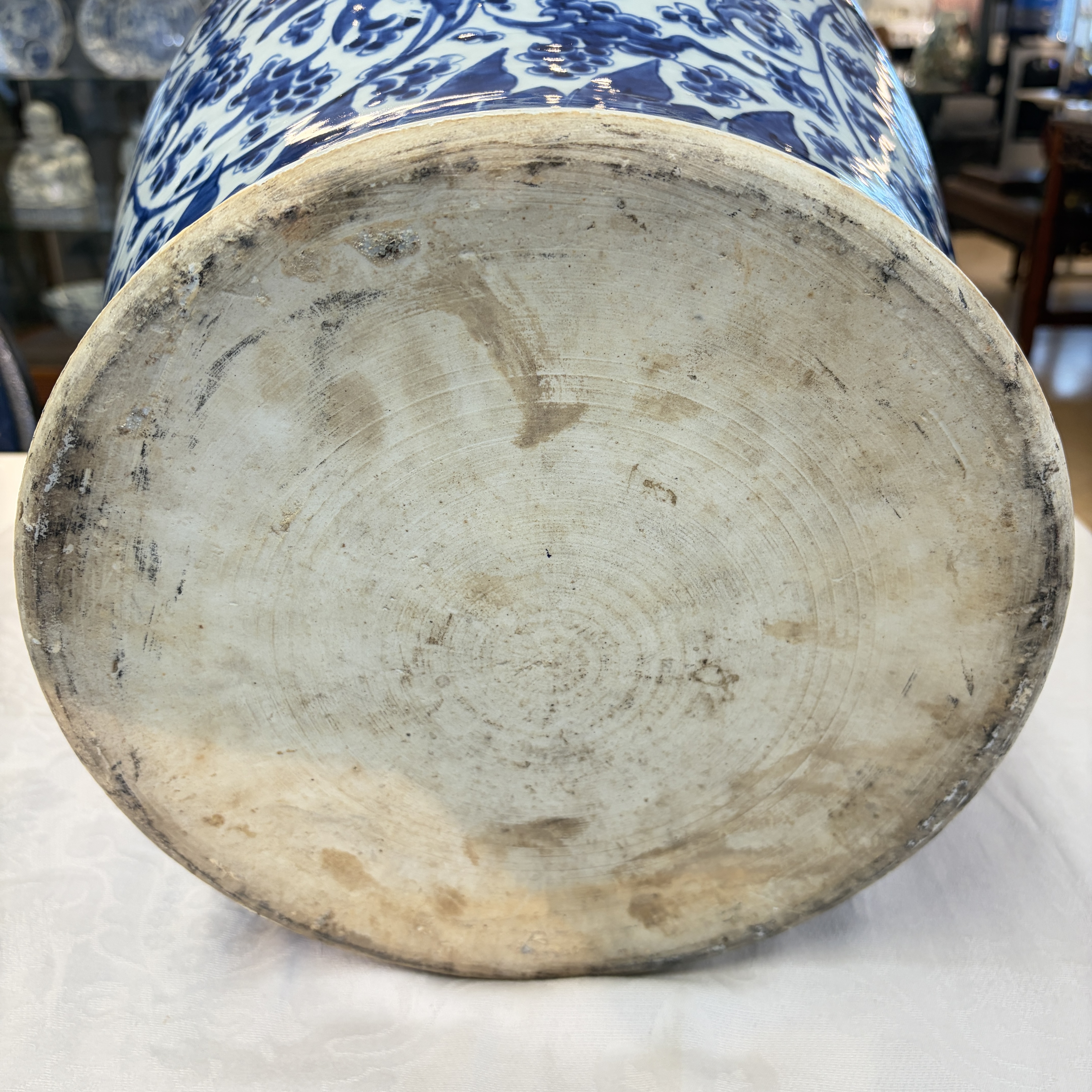 A large Chinese blue and white 'Lotus Scroll' vase and cover — photo 19