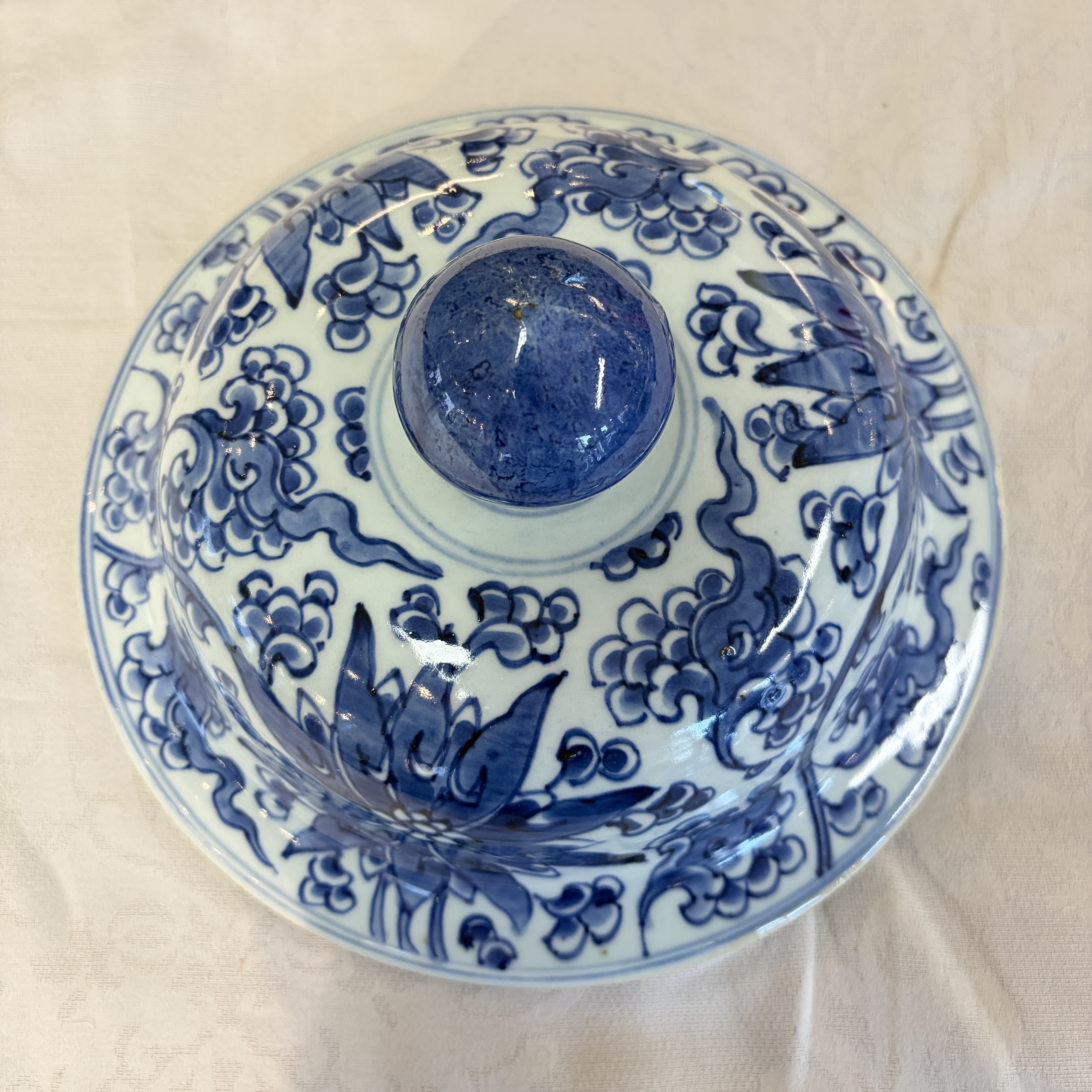 A large Chinese blue and white 'Lotus Scroll' vase and cover — photo 23