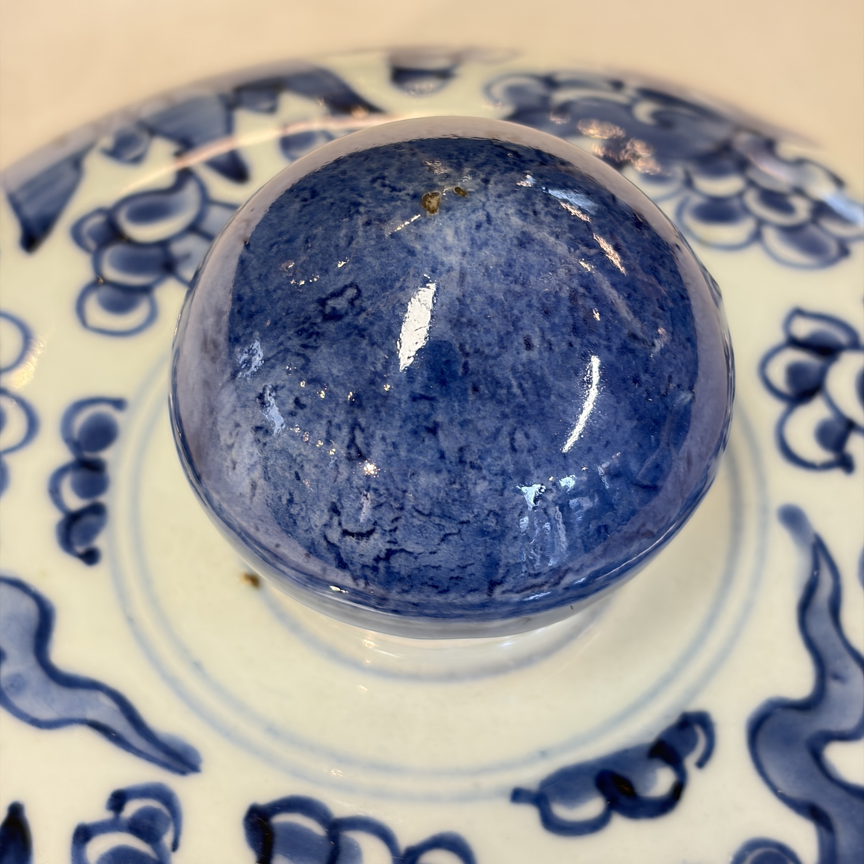 A large Chinese blue and white 'Lotus Scroll' vase and cover — photo 24