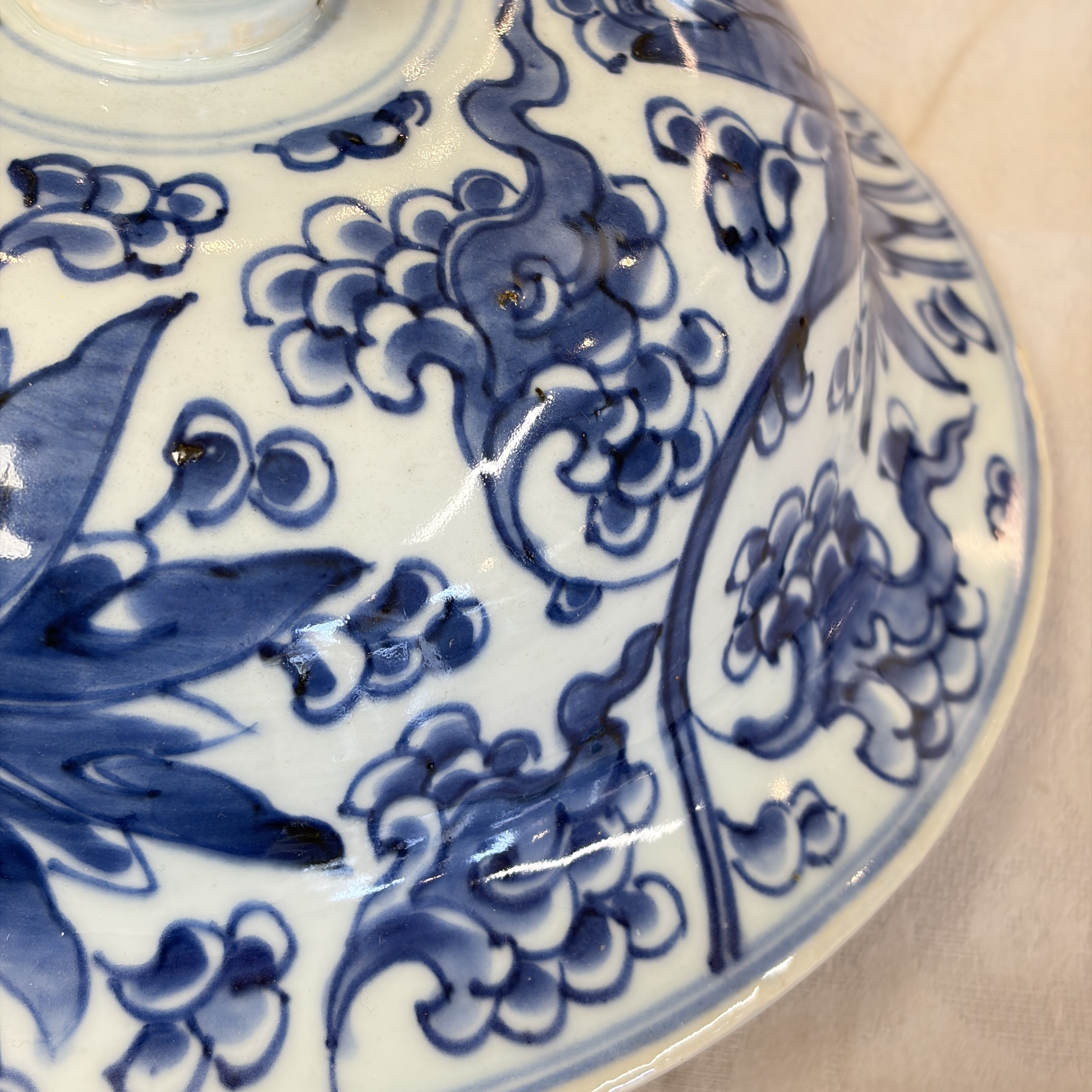 A large Chinese blue and white 'Lotus Scroll' vase and cover — photo 25