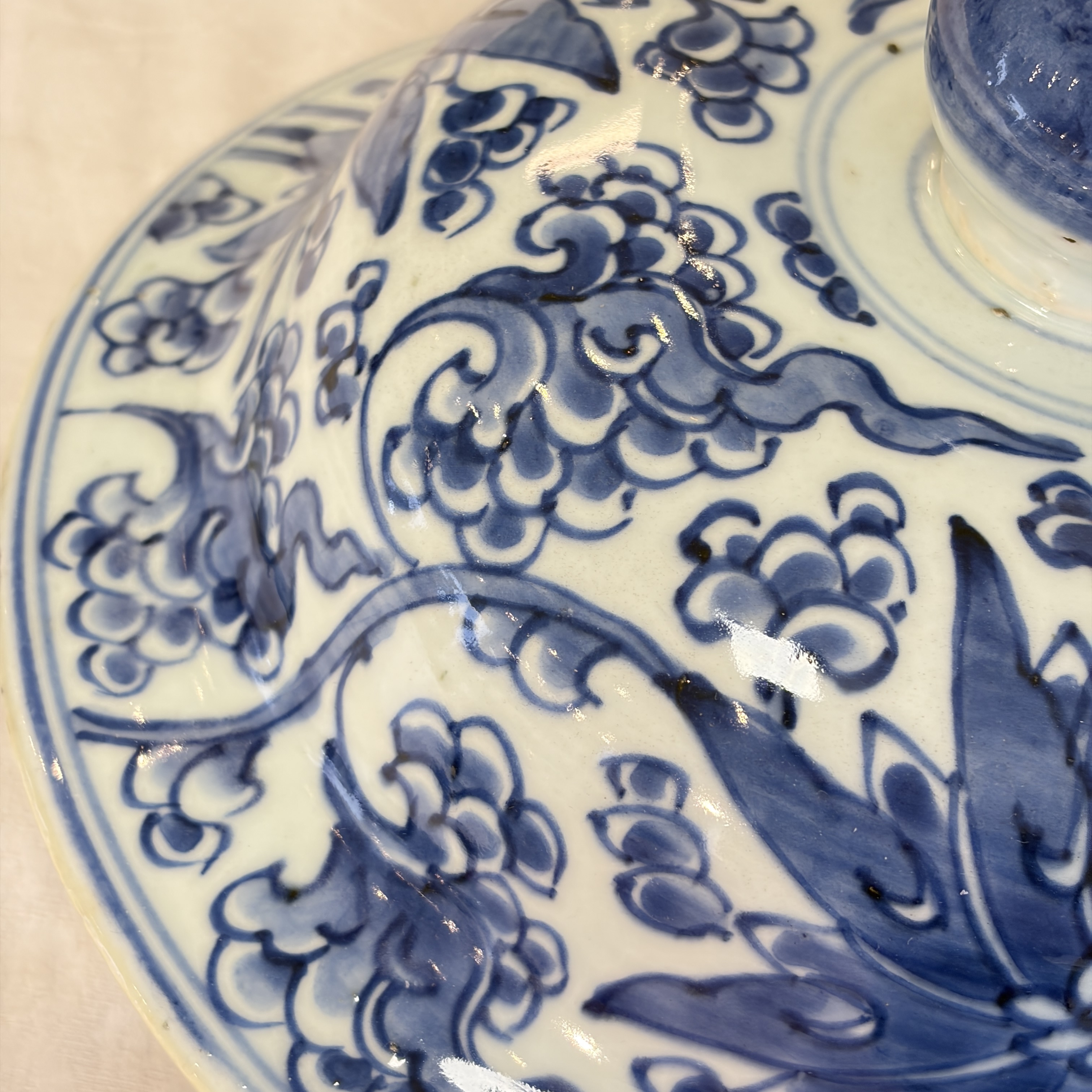 A large Chinese blue and white 'Lotus Scroll' vase and cover — photo 26