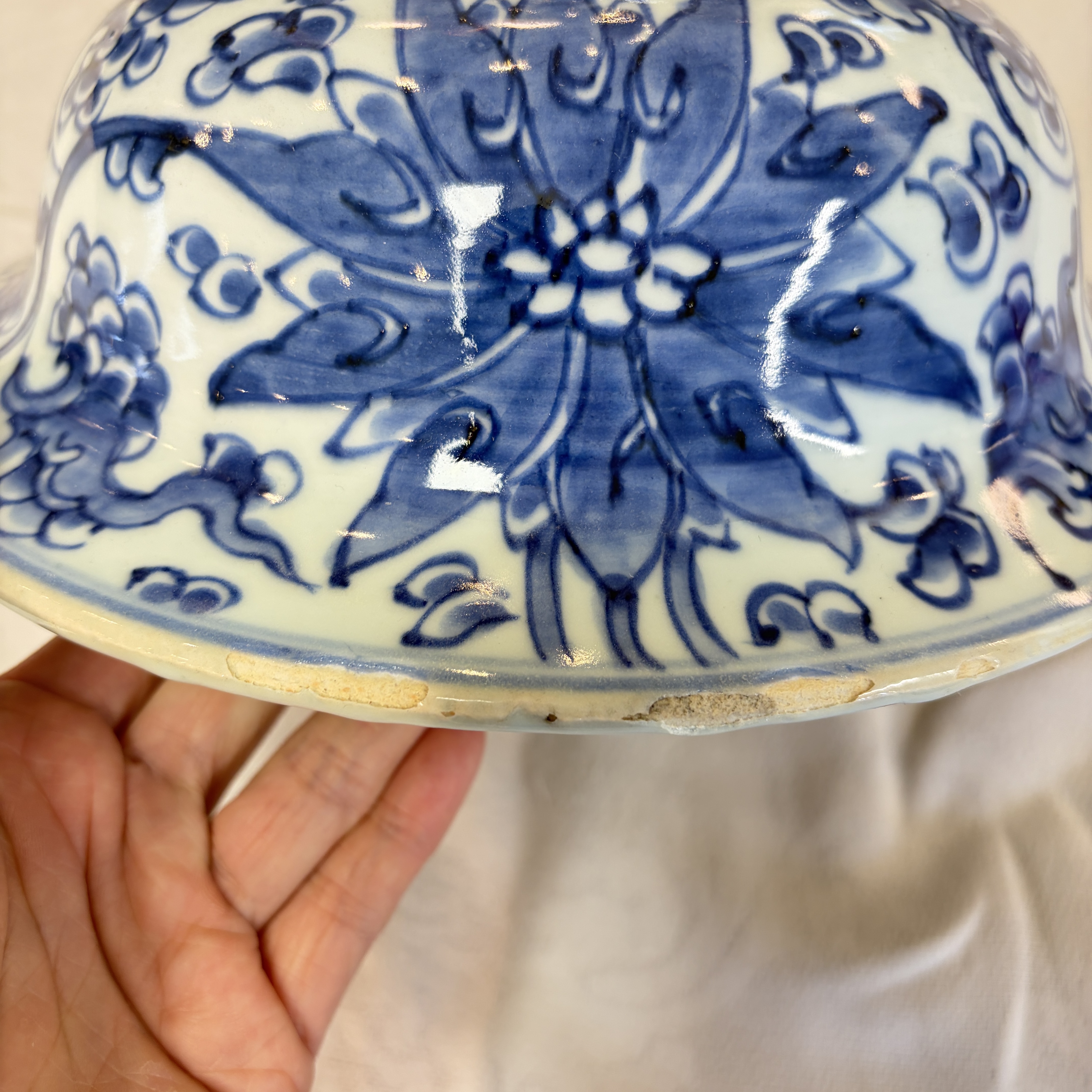 A large Chinese blue and white 'Lotus Scroll' vase and cover — photo 27