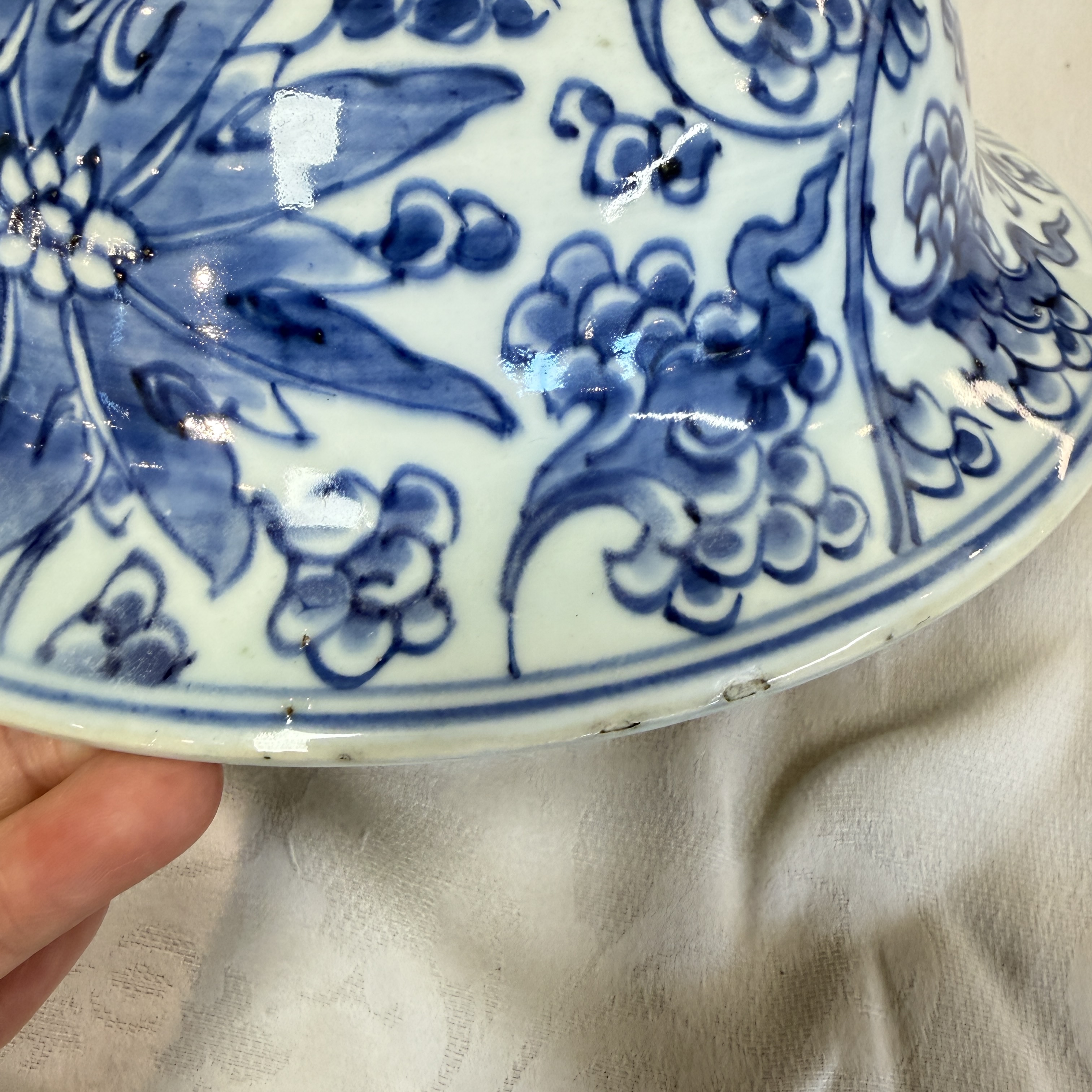 A large Chinese blue and white 'Lotus Scroll' vase and cover — photo 28
