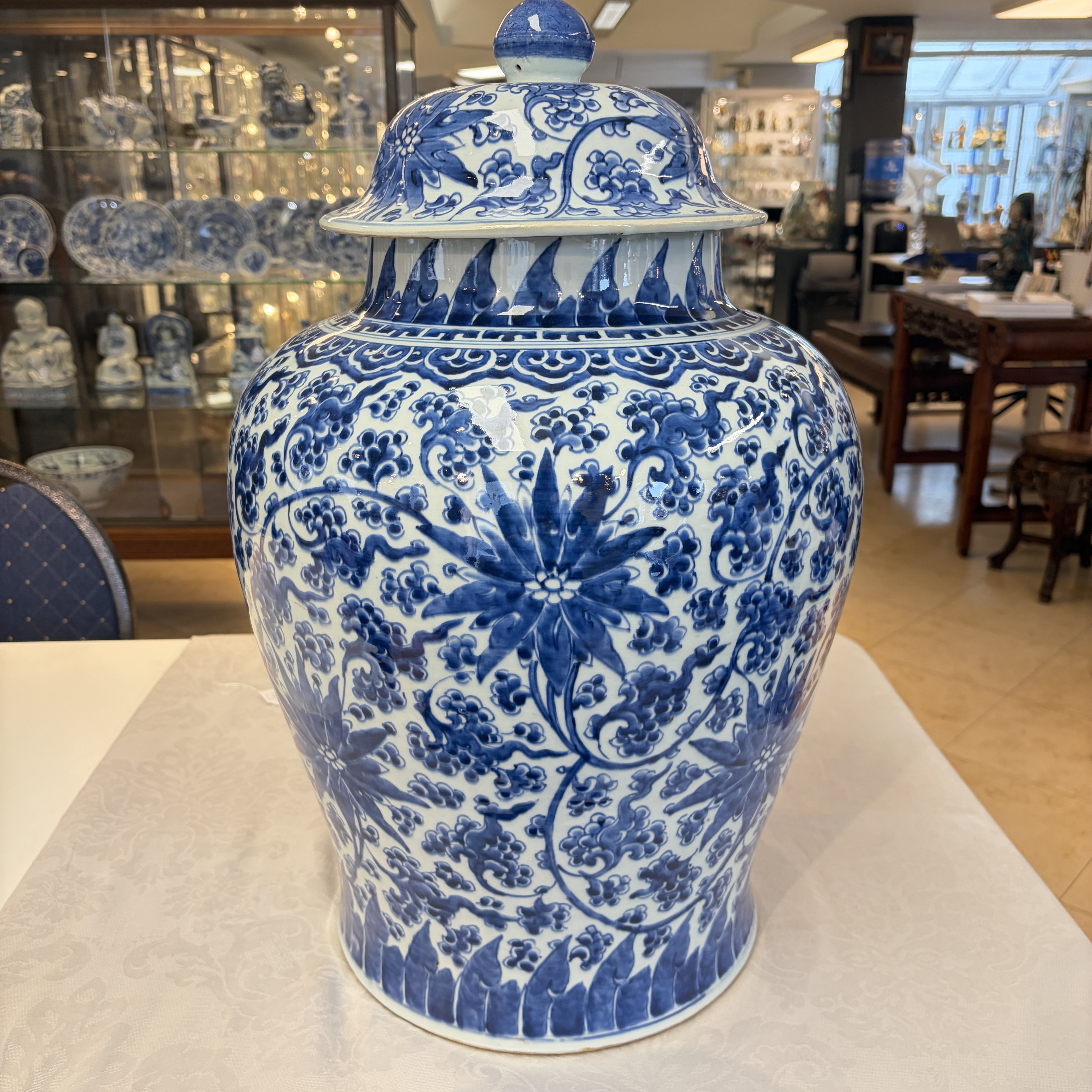 A large Chinese blue and white 'Lotus Scroll' vase and cover — photo 1