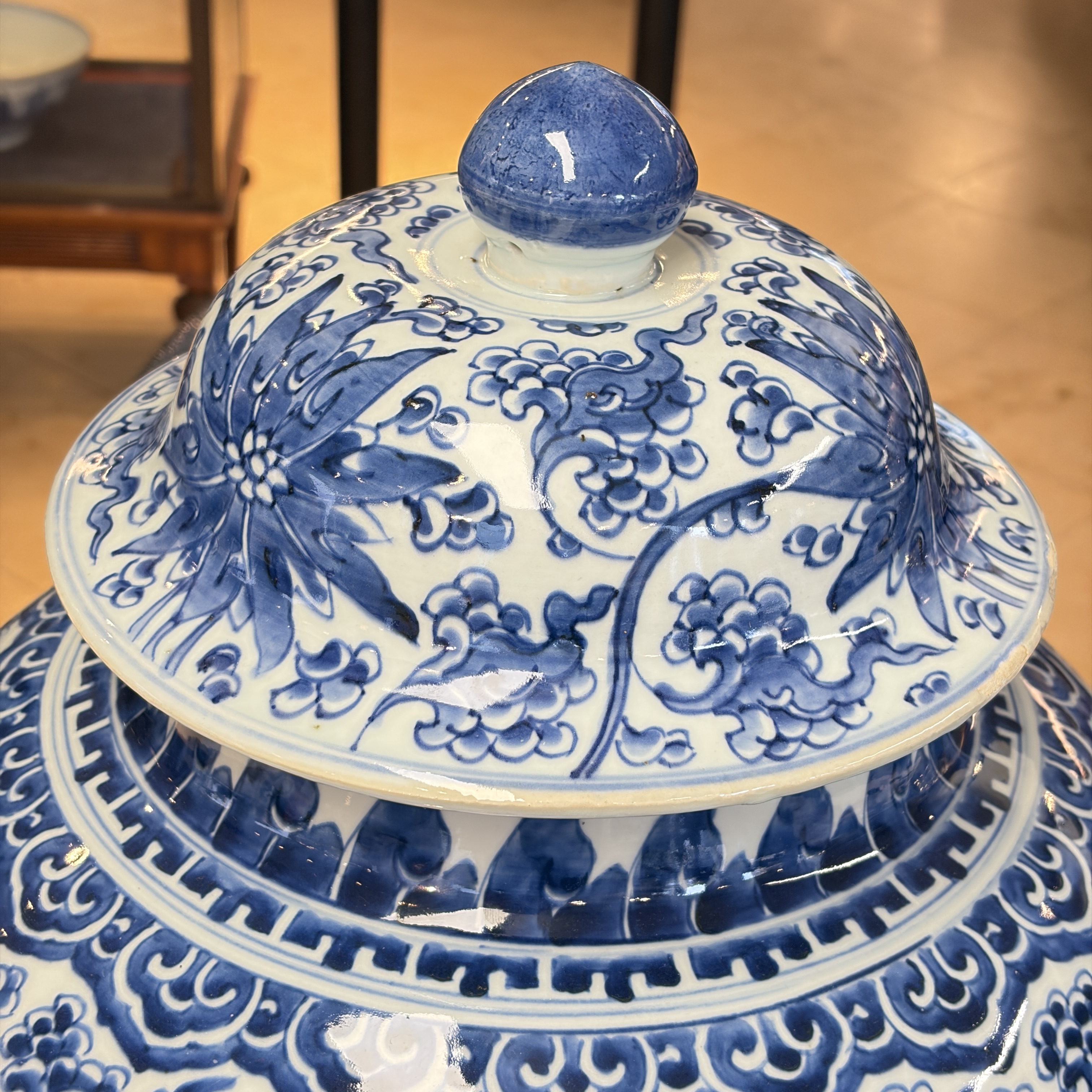 A large Chinese blue and white 'Lotus Scroll' vase and cover — photo 2