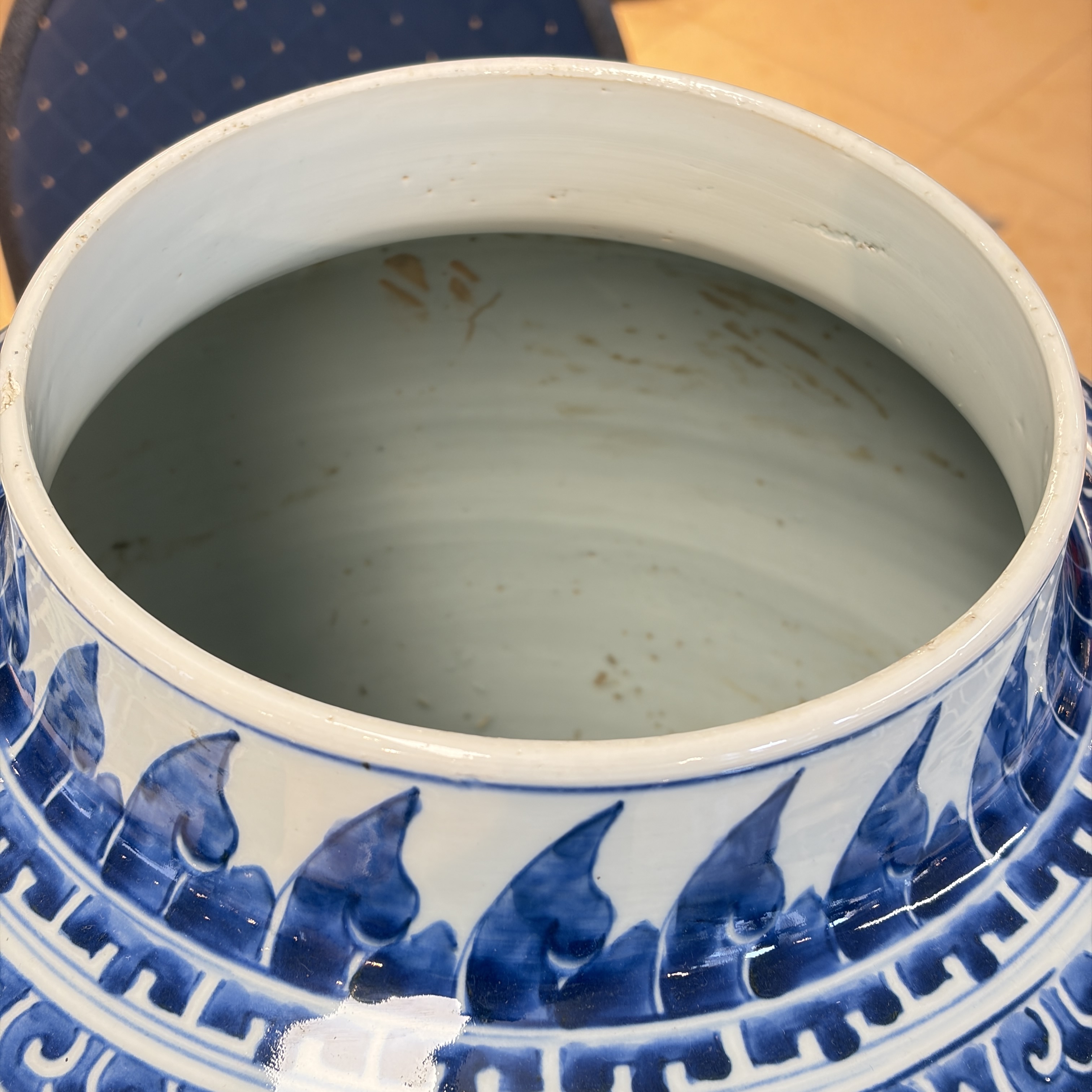 A large Chinese blue and white 'Lotus Scroll' vase and cover — photo 3