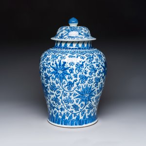 A large Chinese blue and white 'Lotus Scroll' vase and cover — photo 1