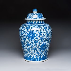 A large Chinese blue and white 'Lotus Scroll' vase and cover — photo 2