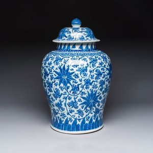 A large Chinese blue and white 'Lotus Scroll' vase and cover — photo 3