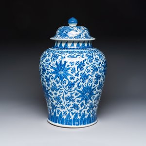 A large Chinese blue and white 'Lotus Scroll' vase and cover — photo 4