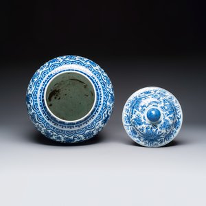 A large Chinese blue and white 'Lotus Scroll' vase and cover — photo 5