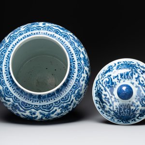 A large Chinese blue and white 'lotus scrolls' vase and cover, Kangxi — photo 3
