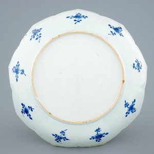 A large Chinese blue and white lotus shaped dish, Kangxi — photo 2