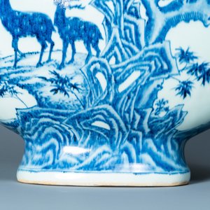 A large Chinese blue and white moonflask 'deer' vase, Qianlong mark and of the period — 照片 11