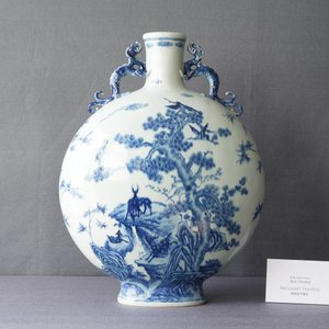 A large Chinese blue and white moonflask 'deer' vase, Qianlong mark and of the period — 照片 12
