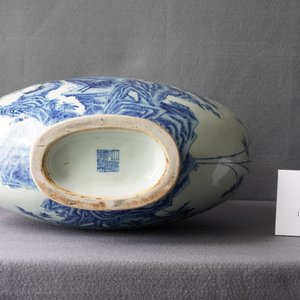 A large Chinese blue and white moonflask 'deer' vase, Qianlong mark and of the period — 照片 15