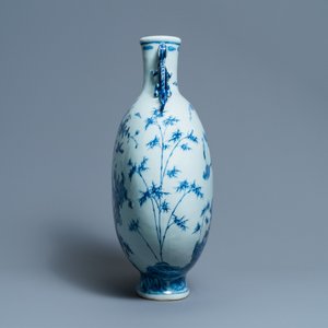 A large Chinese blue and white moonflask 'deer' vase, Qianlong mark and of the period — 照片 2
