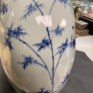 A large Chinese blue and white moonflask 'deer' vase, Qianlong mark and of the period — 照片 28