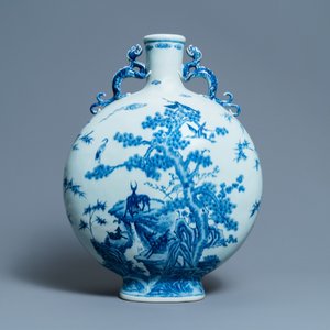 A large Chinese blue and white moonflask 'deer' vase, Qianlong mark and of the period — 照片 3