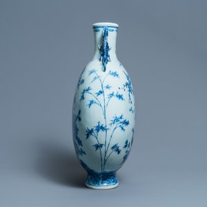 A large Chinese blue and white moonflask 'deer' vase, Qianlong mark and of the period — 照片 4