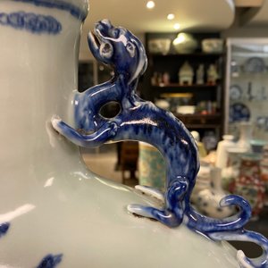 A large Chinese blue and white moonflask 'deer' vase, Qianlong mark and of the period — 照片 41
