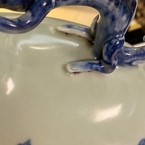 A large Chinese blue and white moonflask 'deer' vase, Qianlong mark and of the period — 照片 44