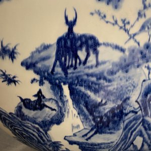 A large Chinese blue and white moonflask 'deer' vase, Qianlong mark and of the period — 照片 50
