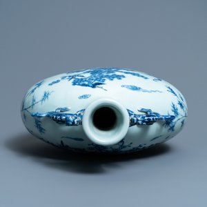 A large Chinese blue and white moonflask 'deer' vase, Qianlong mark and of the period — 照片 5