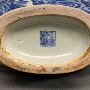 A large Chinese blue and white moonflask 'deer' vase, Qianlong mark and of the period — 照片 54