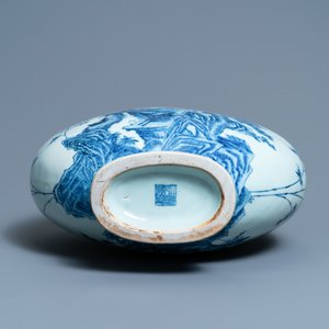 A large Chinese blue and white moonflask 'deer' vase, Qianlong mark and of the period — 照片 6