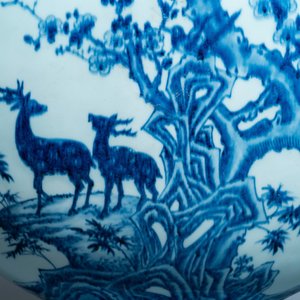 A large Chinese blue and white moonflask 'deer' vase, Qianlong mark and of the period — 照片 10