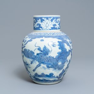 A large Chinese blue and white 'mythical beasts' jar and cover, Hatcher cargo shipwreck, Transitional period — 照片 1