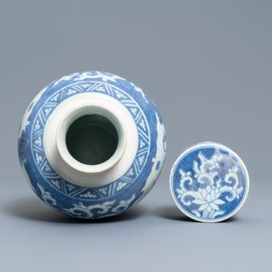 A large Chinese blue and white 'mythical beasts' jar and cover, Hatcher cargo shipwreck, Transitional period — 照片 5