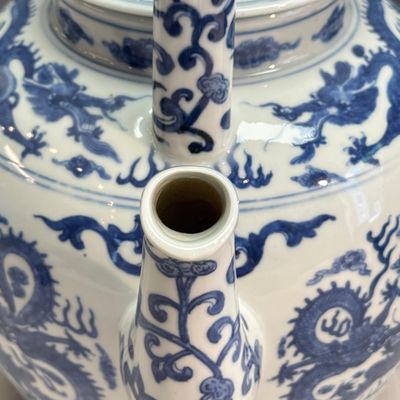 A large Chinese blue and white 'Nine Dragons' wine pot — photo 5