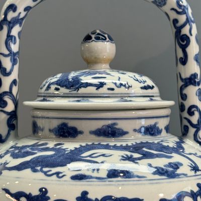 A large Chinese blue and white 'Nine Dragons' wine pot — photo 3