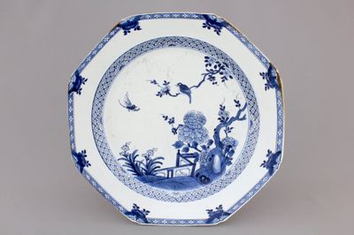 A large Chinese blue and white octagonal dish, Qianlong, 18th C.