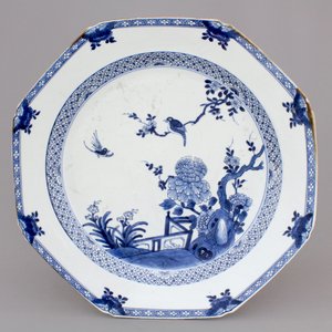 A large Chinese blue and white octagonal dish, Qianlong, 18th C. — foto 1