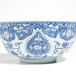 A large Chinese blue and white ornamental bowl, Kangxi — photo 1