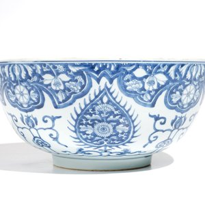 A large Chinese blue and white ornamental bowl, Kangxi — photo 2