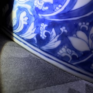 A large Chinese blue and white ornamental bowl, Kangxi — photo 21