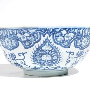 A large Chinese blue and white ornamental bowl, Kangxi — photo 3