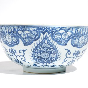 A large Chinese blue and white ornamental bowl, Kangxi — photo 4