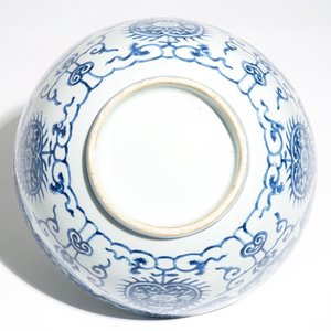 A large Chinese blue and white ornamental bowl, Kangxi — photo 6