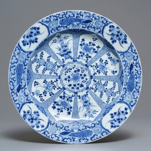 A large Chinese blue and white 'peacock border' dish, Kangxi — 照片 1