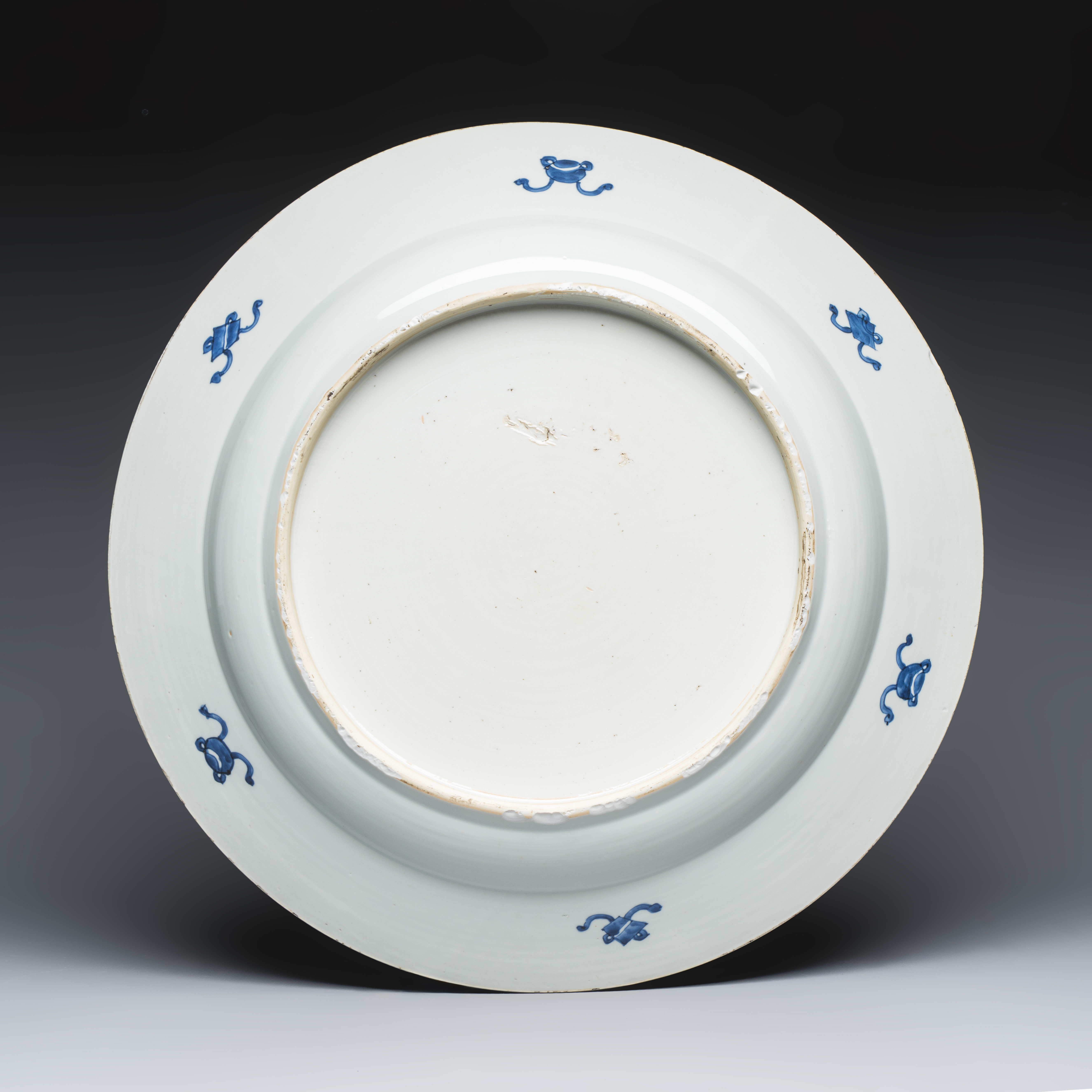 A large Chinese blue and white 'Peacock Border' dish with floral design — photo 2