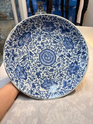 A large Chinese blue and white 'Peony Scroll' dish, artemisia leaf mark, Kangxi — foto 1