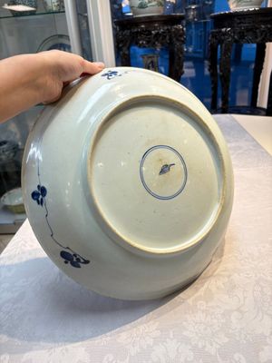 A large Chinese blue and white 'Peony Scroll' dish, artemisia leaf mark, Kangxi — foto 11